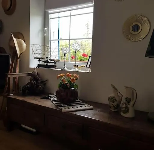 Chaumiere Avec Sa Toiture Recouverte De Chaume !!!